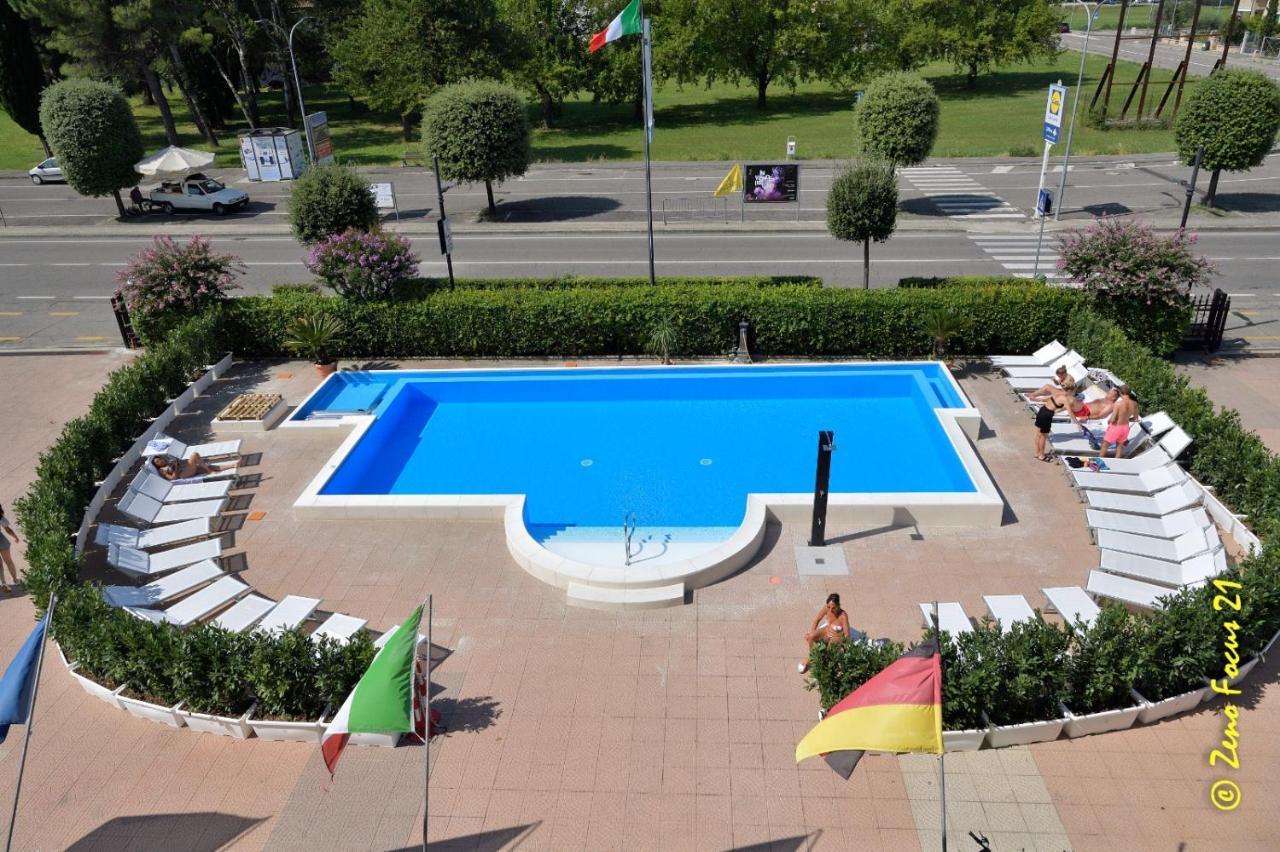 Hotel San Benedetto Пескьера-дель-Гарда Экстерьер фото