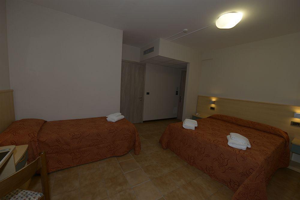 Hotel San Benedetto Пескьера-дель-Гарда Экстерьер фото
