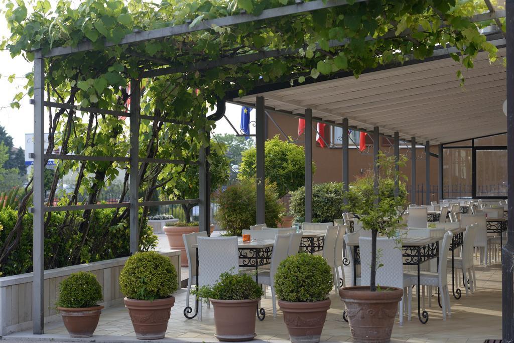 Hotel San Benedetto Пескьера-дель-Гарда Экстерьер фото