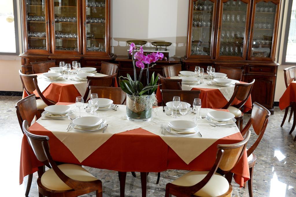 Hotel San Benedetto Пескьера-дель-Гарда Экстерьер фото