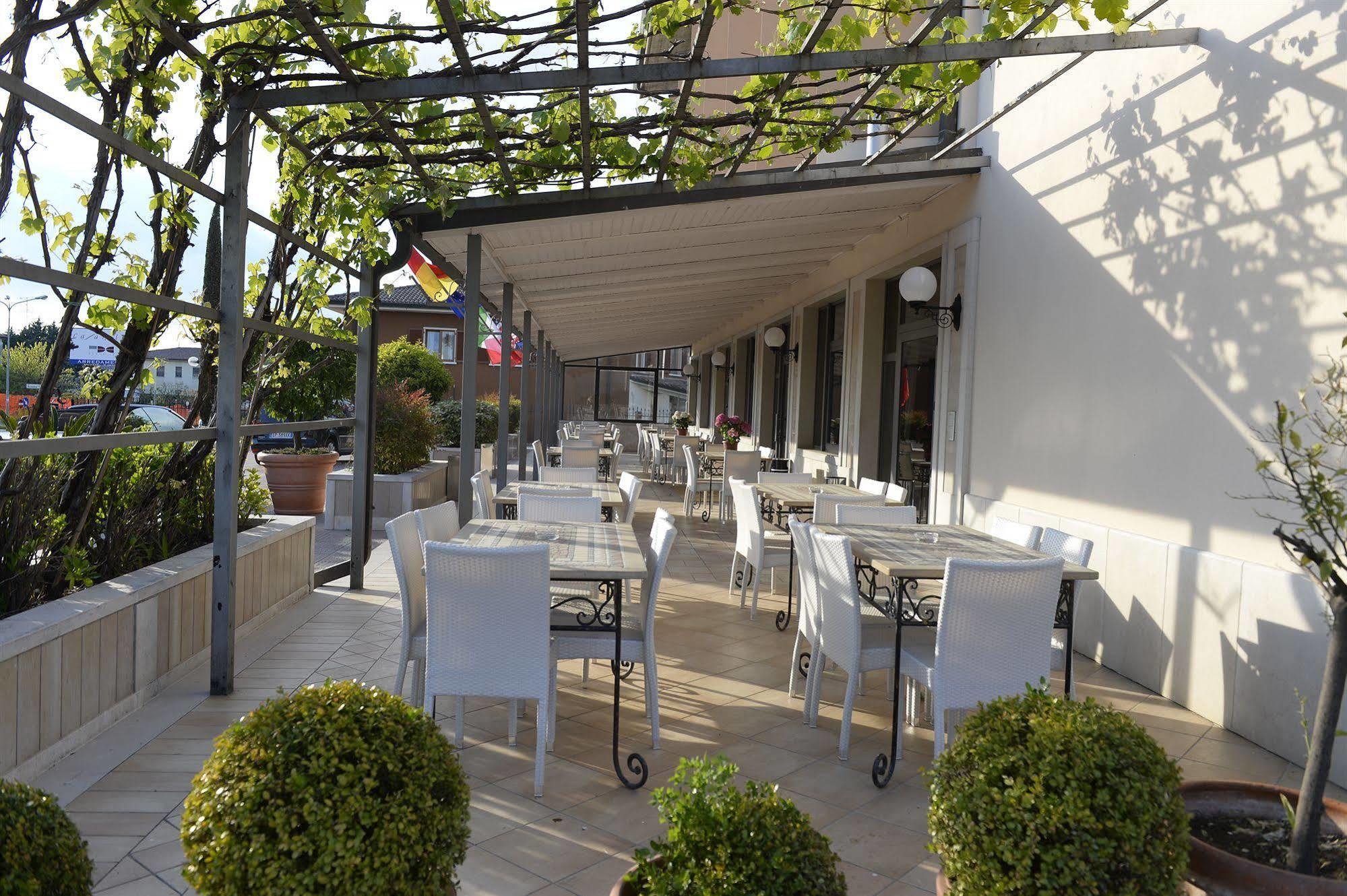 Hotel San Benedetto Пескьера-дель-Гарда Экстерьер фото