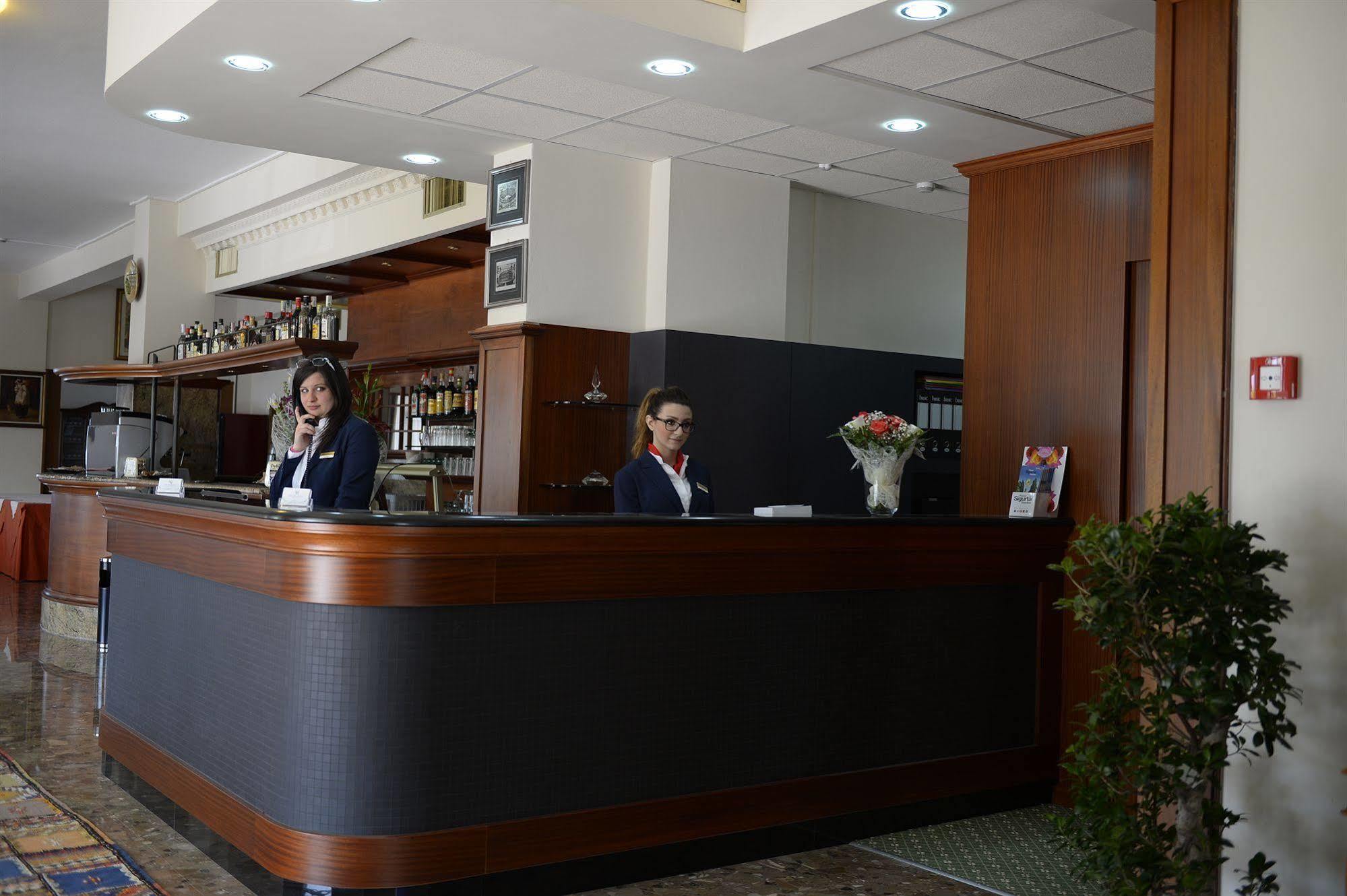 Hotel San Benedetto Пескьера-дель-Гарда Экстерьер фото